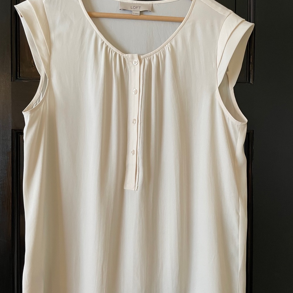Sleeveless crape blouse